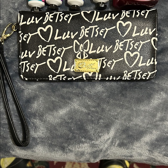 Betsey Johnson White and Black Cosmetic Collection - Picture 7 of 7